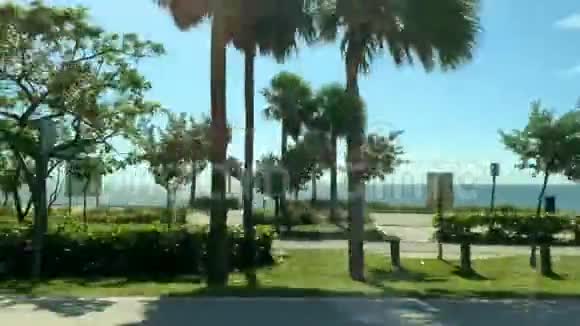 迈阿密堤岸和凯特冲浪者蓝天背景下的风景视频的预览图