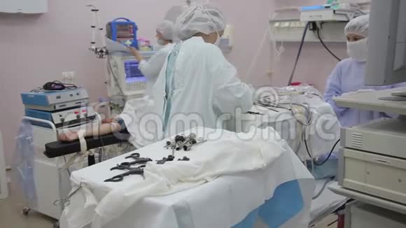 一组护士准备绝育手术器械视频的预览图