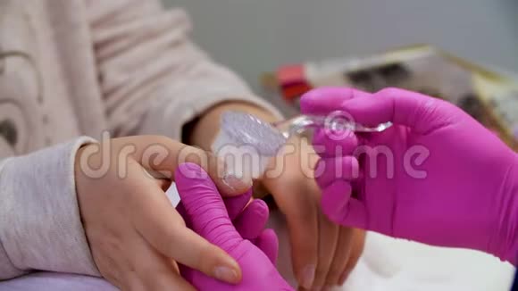 指甲用专用软毛刷除尘修指甲过程中美容院概念视频的预览图
