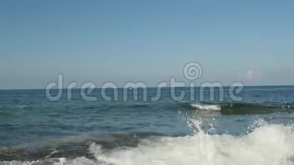 塞浦路斯美好夏日的晨景泡沫光滑的波浪拍打在岩石上干净的水清晰的地平线视频的预览图
