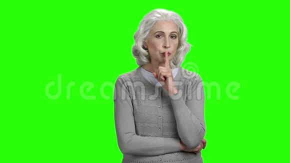 年长的女人表现出沉默的姿态视频的预览图