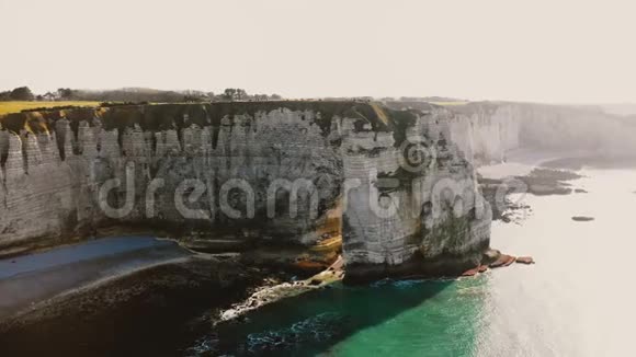 诺曼底埃特雷塔特著名的白色白垩海滨悬崖附近的无人机飞行露出惊人的天然岩石拱门视频的预览图