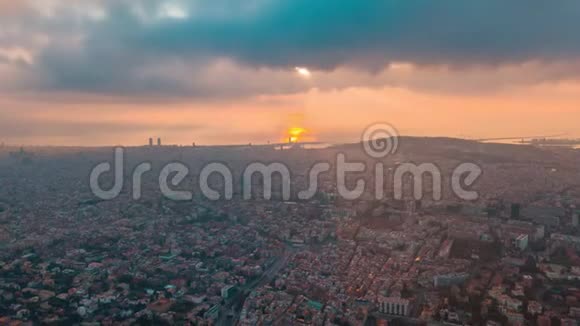 日落巴塞罗那城市景观空中下垂视频的预览图