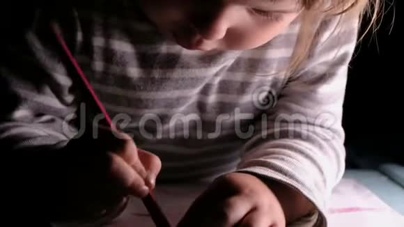 小女孩痛苦地躺在一张纸上扔铅笔回家教育视频的预览图