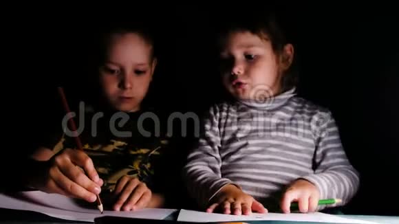 情绪化的女婴和他的哥哥一起画一支铅笔特写视频的预览图