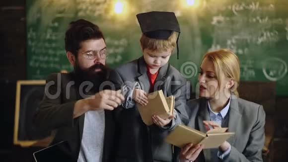 回学校去天才儿子为父母学生读书带笔记本电脑的家庭学习小可爱视频的预览图