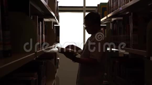 在图书馆看书的人剪影视频的预览图