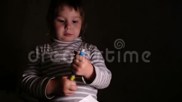 小女孩合上错误的毛毡笔拿起一张纸特写视频的预览图
