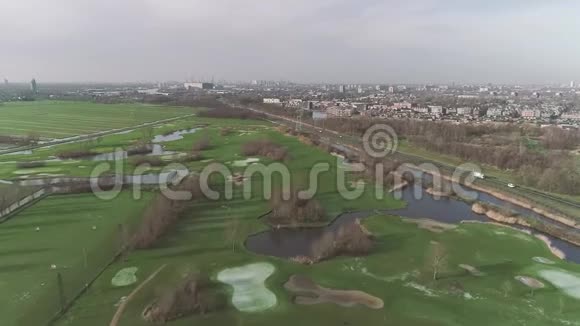 高尔夫球场有树木和绿草的高尔夫球场的美丽景观视频的预览图