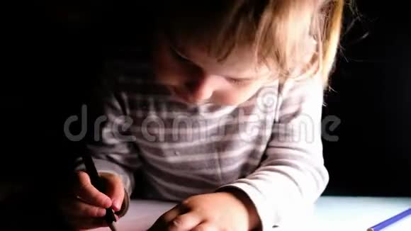幼儿幼儿一起画画女宝宝努力画铅笔特写视频的预览图