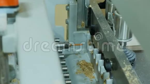 现代钻床上木制家具细节钻孔过程视频的预览图