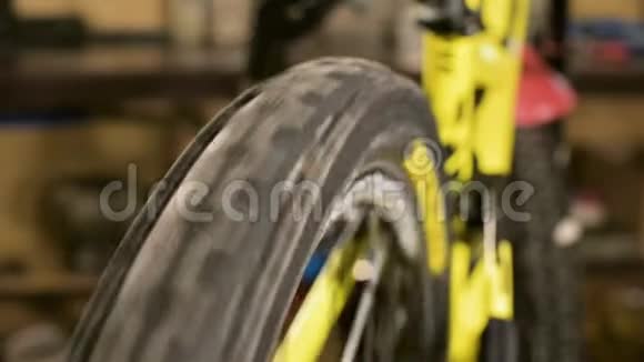 在修理设备的车间里特写一辆山地运动自行车的纺车视频的预览图
