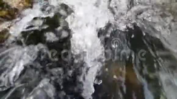 夏季水流湍急在斯洛莫的石头间急速流淌视频的预览图