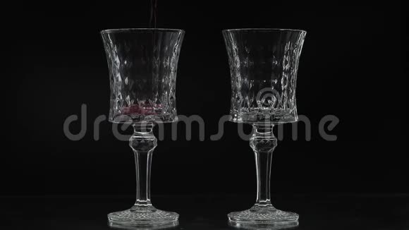 玫瑰酒红葡萄酒倒入两个酒杯在黑色背景上剪影视频的预览图