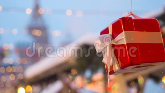 新年和圣诞节街景的欧洲城市装饰礼品盒用缎带系着视频的预览图
