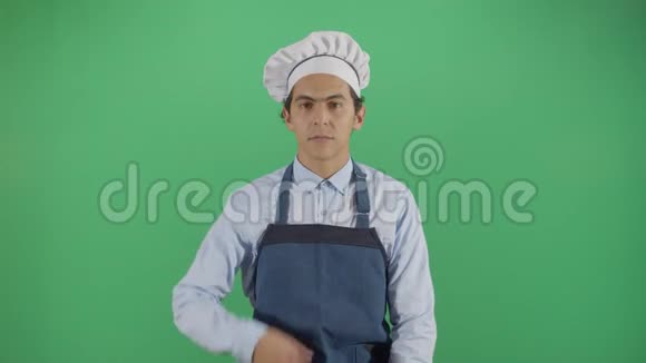 成人厨师闻他肮脏的手视频的预览图