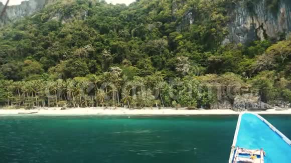 船抵达菲律宾美丽的热带海滩视频的预览图