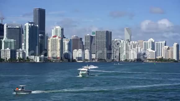 在迈阿密的堤岸和蓝天背景下的帆船观景视频的预览图