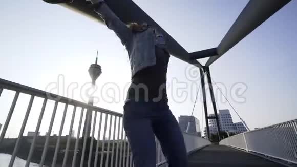 快乐的女人在桥上奔跑跳舞视频的预览图