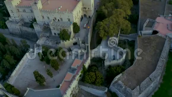 无人机拍摄的空中鸟瞰视频罗兹岛老强化镇大师宫广受欢迎视频的预览图