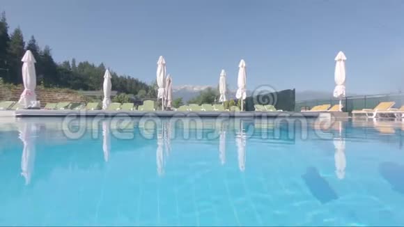 游泳池的地面景观景色令人惊叹视频的预览图