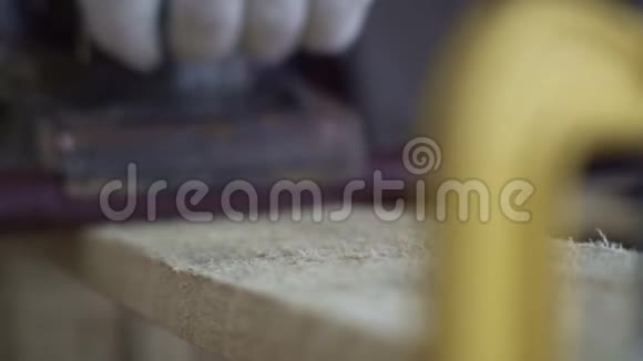 戴白手套的师傅用木头做的加工木制家具的机器在木梁上滑动视频的预览图