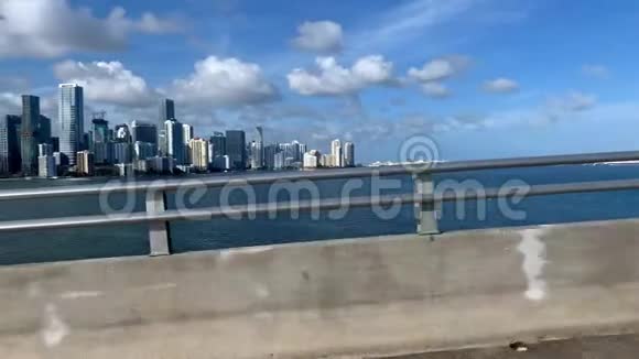 在迈阿密的堤岸和蓝天背景下的帆船观景视频的预览图
