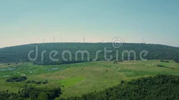 多个风力发电机以上的森林视频的预览图