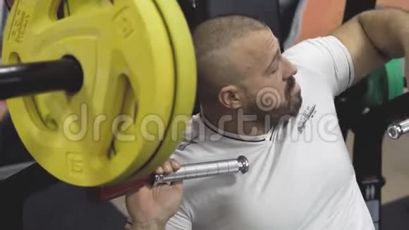 健美运动员在健身房模拟器上做运动伸展胸肌的人视频的预览图