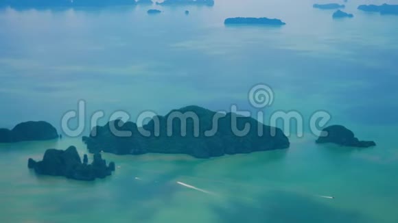 从飞机上飞往许多带有绿松石水的小天堂岛屿视频的预览图