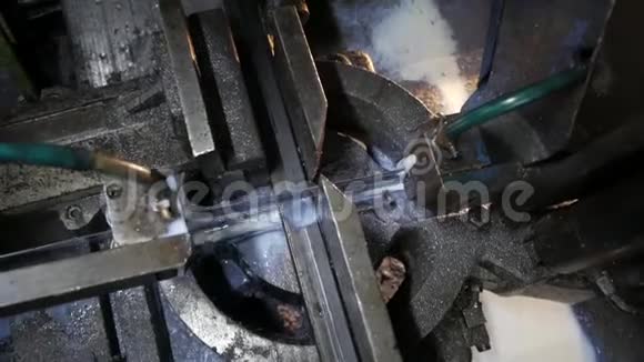 工业数控车床带锯切割金属制品视频的预览图