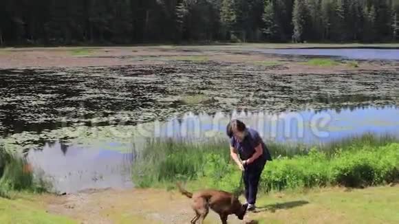 蹲在湖上抓狗头视频的预览图
