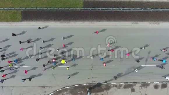 马拉松赛跑运动员在城市道路上的空中投篮得分视频的预览图