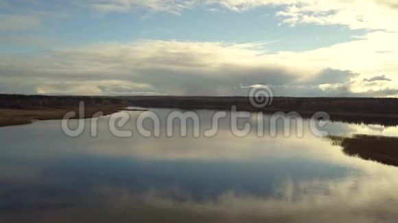 清晨的无人机空中飞行令人惊叹的秋日日出水面的倒影视频的预览图