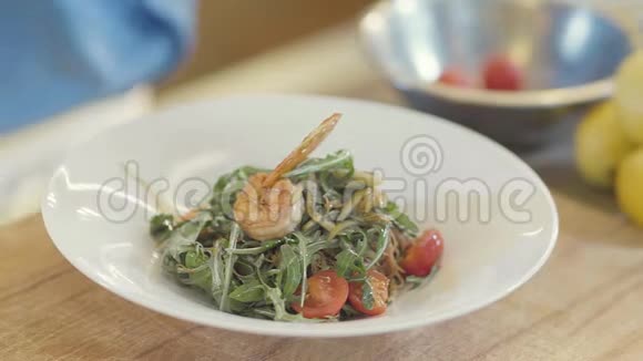 用柠檬片装饰厨师的手现代餐厅供应的食物带菜的美味沙拉视频的预览图