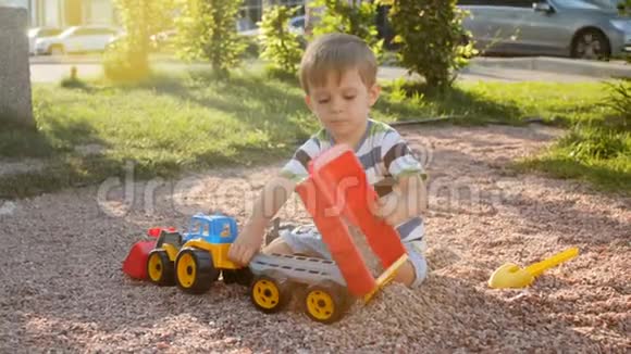 可爱的3岁幼儿男孩在日落公园玩耍视频的预览图