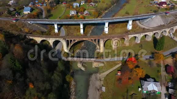 乌克兰沃罗克塔山村老桥高架桥的无人机景观视频的预览图