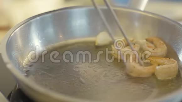 用虾仁将煎锅与蒜瓣一起用黄油煎视频的预览图