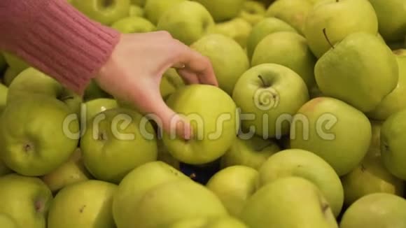 女手在超市里摘苹果视频的预览图