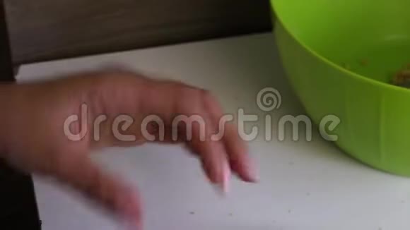 一个女人给蛋糕空白做造型有炼乳的饼干球视频的预览图