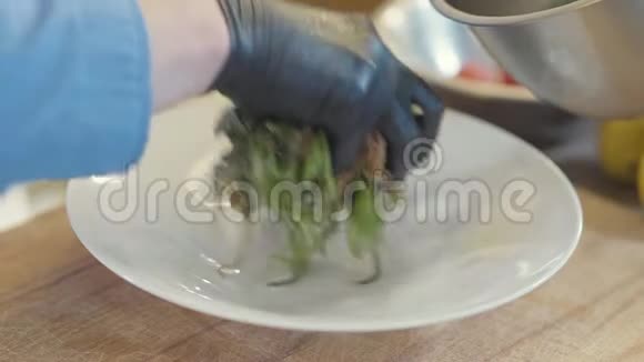 厨师手戴黑色乳胶手套放一份沙拉上面有玻璃面和香菜视频的预览图