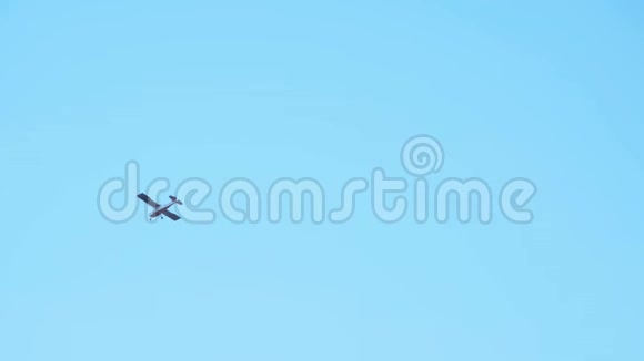 蓝天上直升机飞过头顶的景象视频的预览图