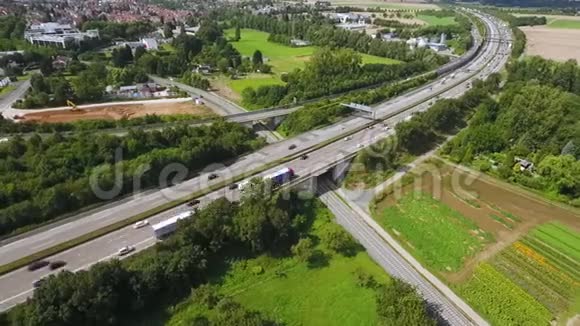 高速公路上交通堵塞的鸟瞰图无人机镜头视频的预览图