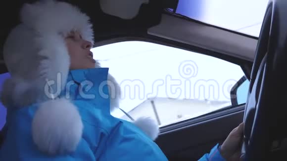 车后的女孩跳舞唱歌女人在冬天的雪期开车独立和自由的妇女视频的预览图