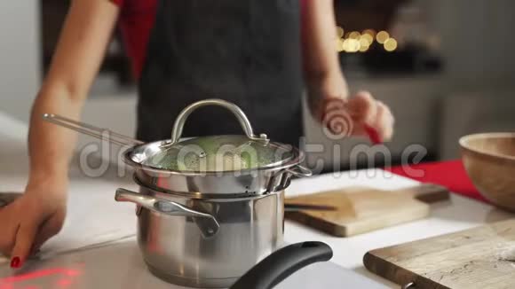 绿色西兰花是用蒸汽在不锈钢蒸笼中煮熟的视频的预览图