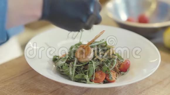 厨师用柠檬片装饰食物的特写现代餐厅供应的食物带菜的美味沙拉视频的预览图