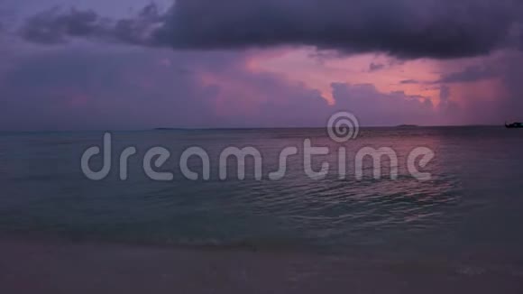 马尔代夫印度洋上美丽的日落一些船在蓝色的水和蓝天白云背景视频的预览图