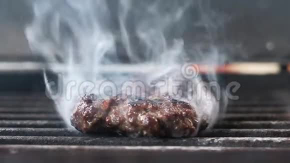 为汉堡炒多汁肉撒上白盐很多烟慢动作关门视频的预览图
