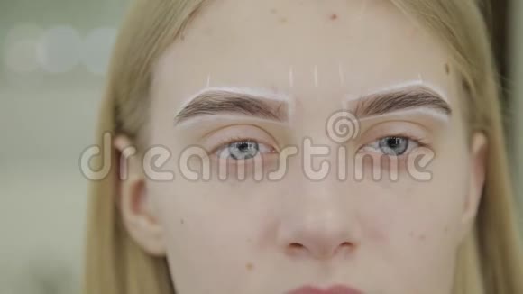 一个美丽的女孩的肖像用框眉毛在美容院着色视频的预览图