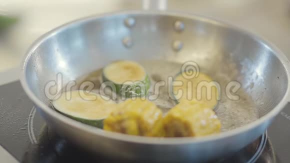 西葫芦和玉米在热炒锅特写视频的预览图